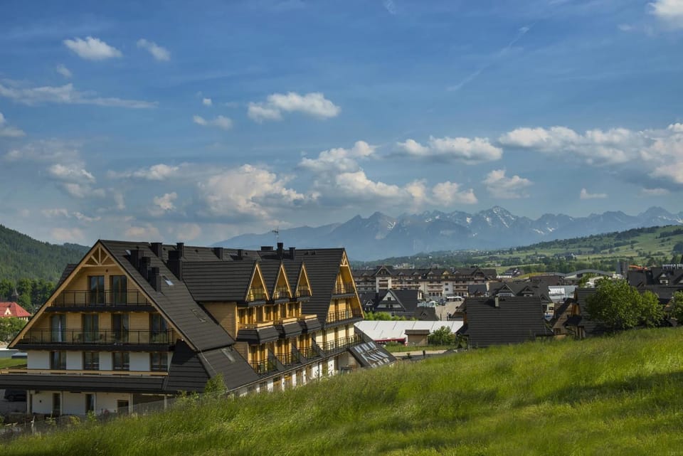 Property building, Nearby landmark, Day, Natural landscape, City view, Landmark view, Mountain view