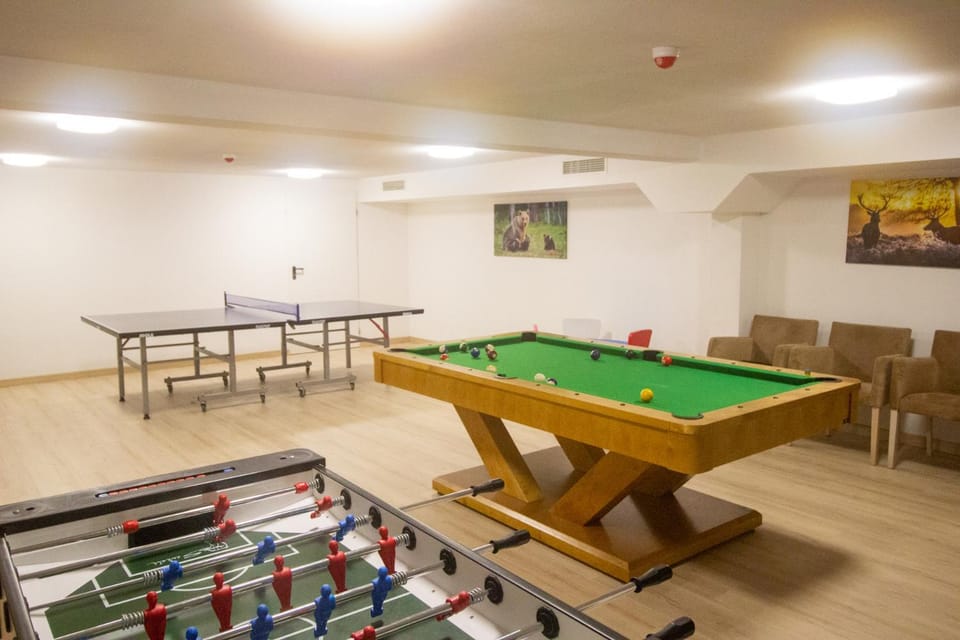 Billiard, Game Room