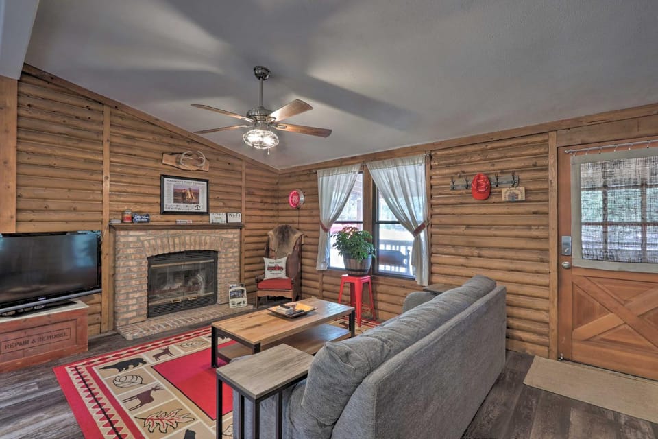 Updated Strawberry Family Cabin w/ 2 Private Decks Cabin in Strawberry