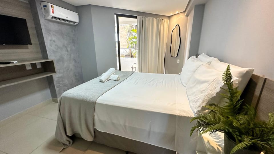 Bed, TV and multimedia, Photo of the whole room, Evening entertainment, Bedroom, towels, air conditioner