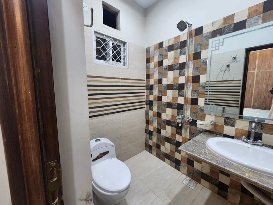 Guest House & Apartments Johar Town near Emporium & Expo Bed and Breakfast in Lahore