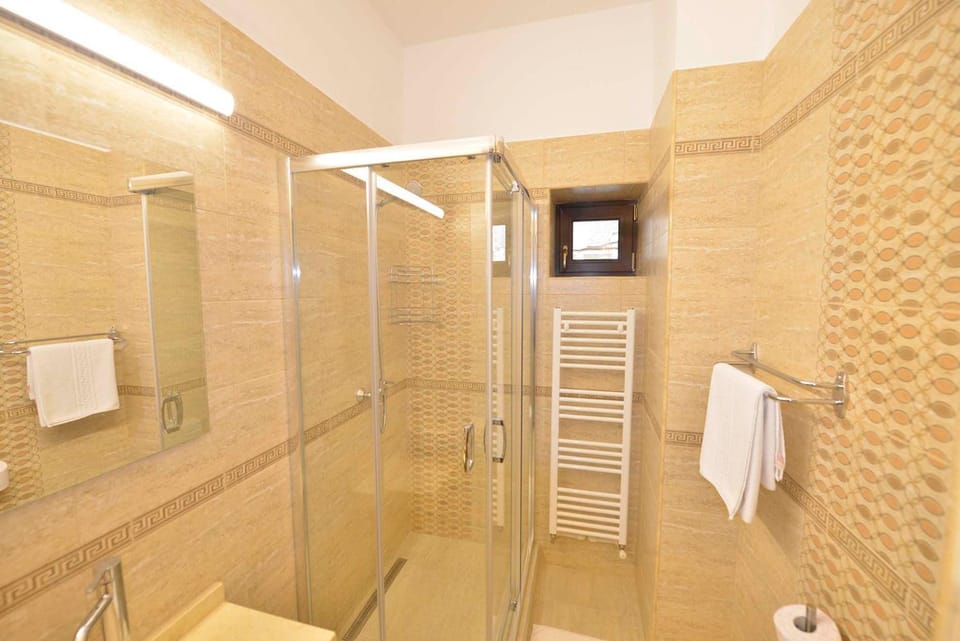 Shower, Bathroom, towels