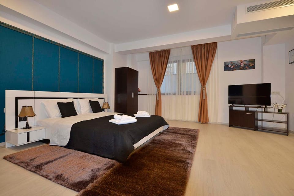Bed, TV and multimedia, Bedroom