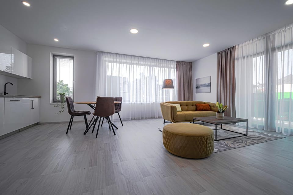 Kitchen or kitchenette, Living room, Seating area, Dining area