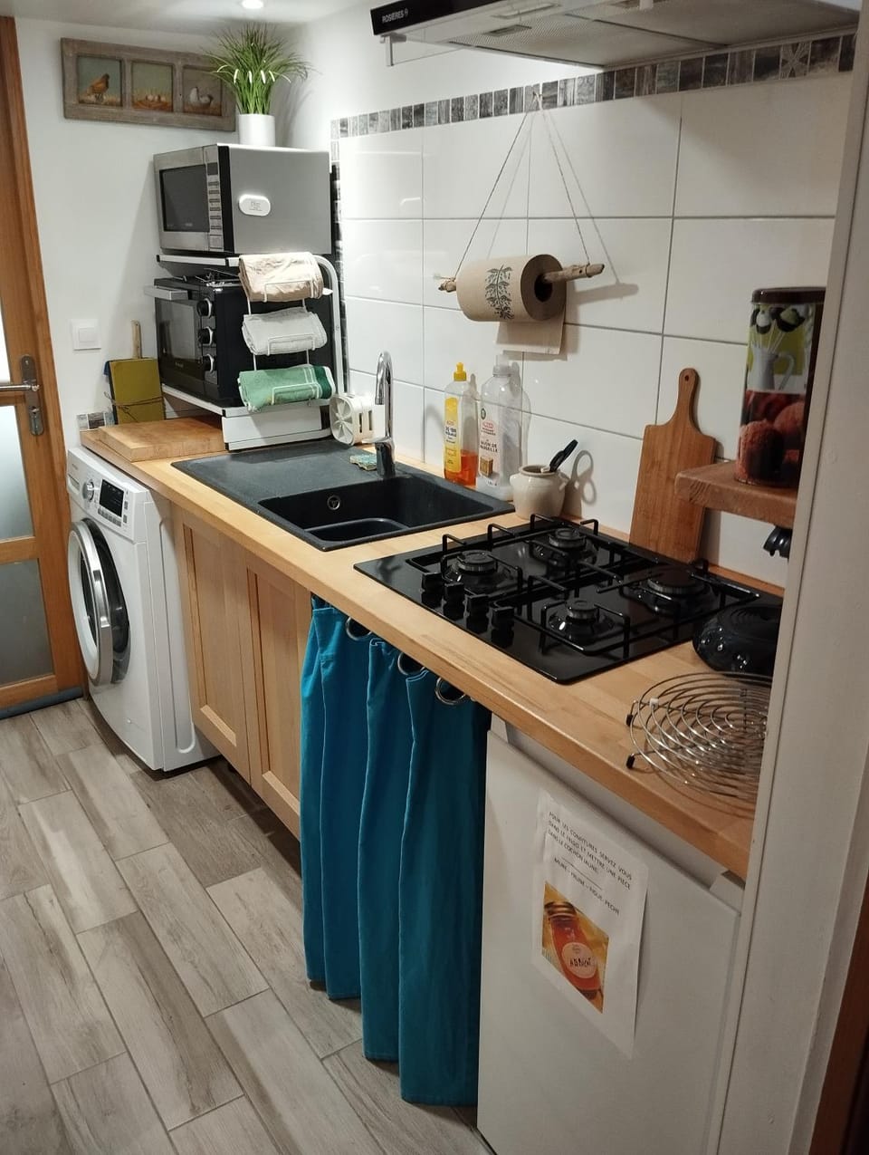 Kitchen or kitchenette