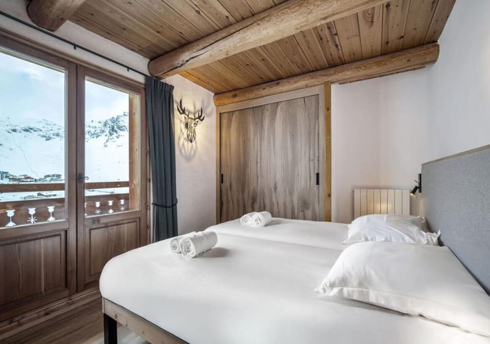 Photo of the whole room, Bedroom, Lake view, Mountain view