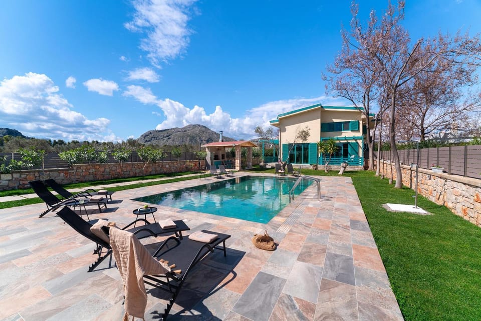 Property building, Patio, Spring, Day, Natural landscape, Garden, Garden view, Mountain view, Pool view, Swimming pool, sunbed