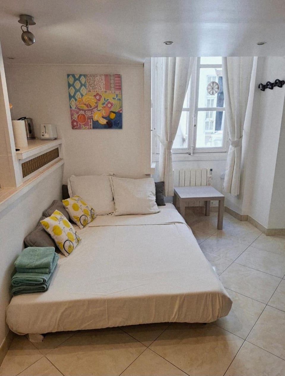 Bed, Living room