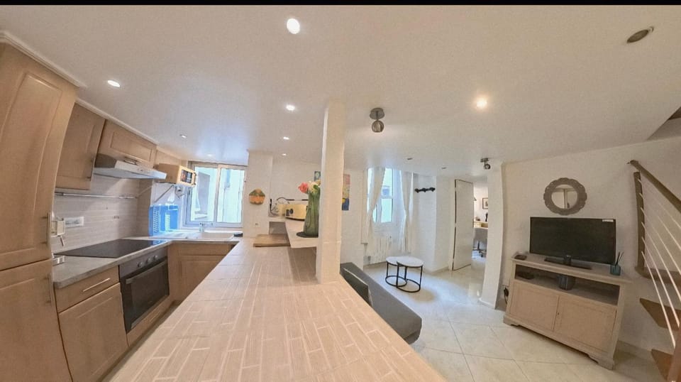 Communal lounge/ TV room, TV and multimedia, Kitchen or kitchenette, Living room, Photo of the whole room, oven, stove