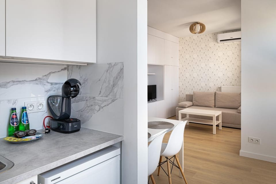 TV and multimedia, Coffee/tea facilities, Kitchen or kitchenette, Living room, Seating area, Dining area, Bedroom