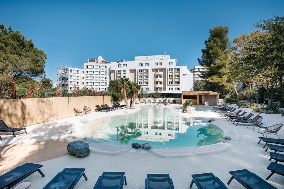 Property building, Swimming pool, sunbed