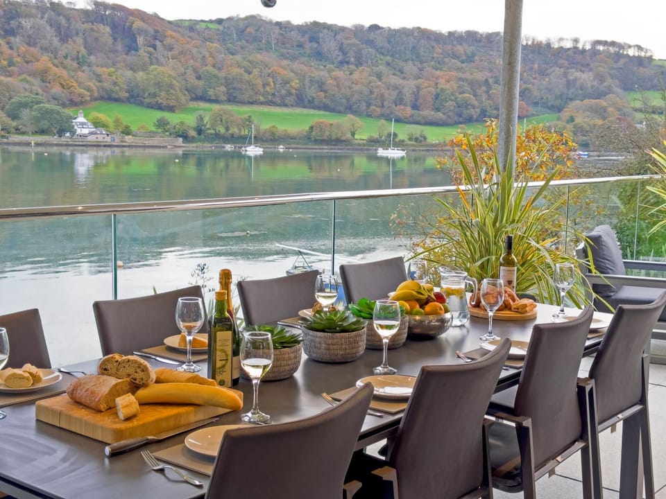 Balcony/Terrace, Entertainment