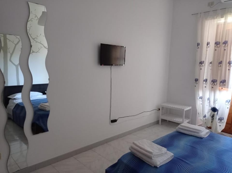 Bed, TV and multimedia, Bedroom