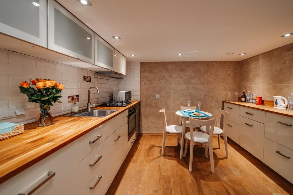 Coffee/tea facilities, Kitchen or kitchenette, Food and drinks, Dining area, minibar