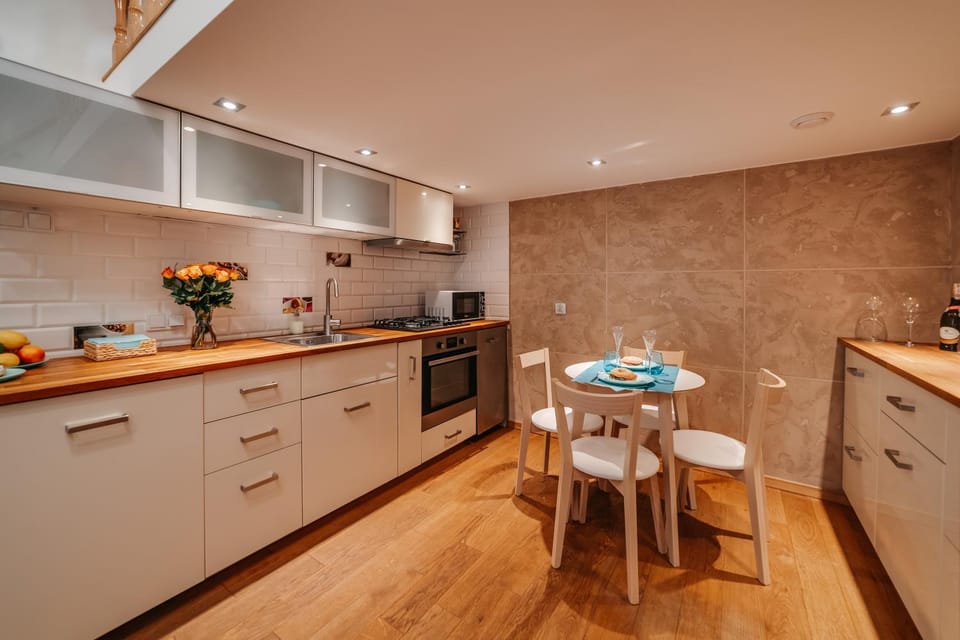 Coffee/tea facilities, Kitchen or kitchenette, Dining area, dishwasher, stove
