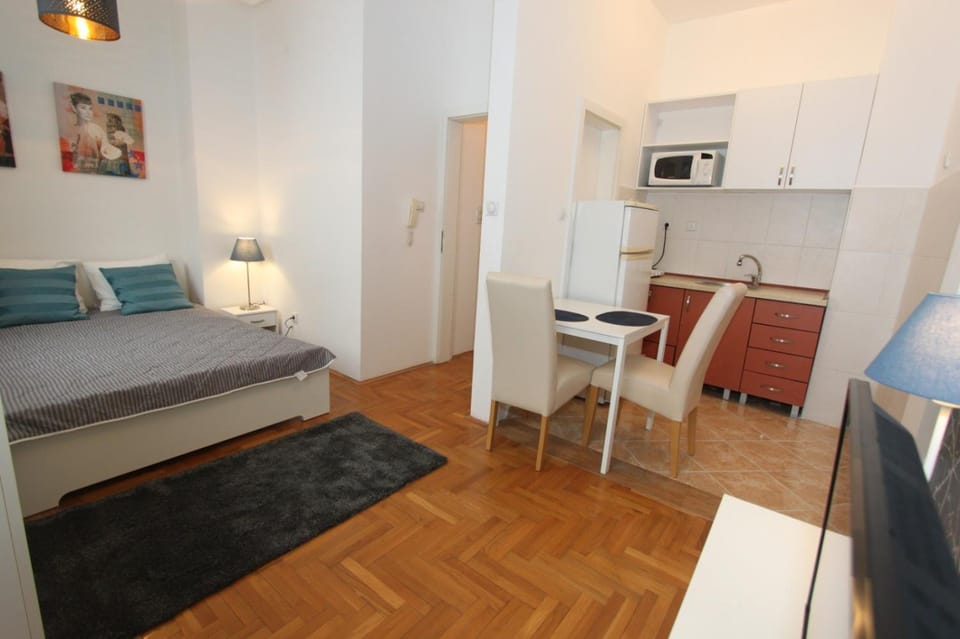 Kitchen or kitchenette, Living room, Bedroom