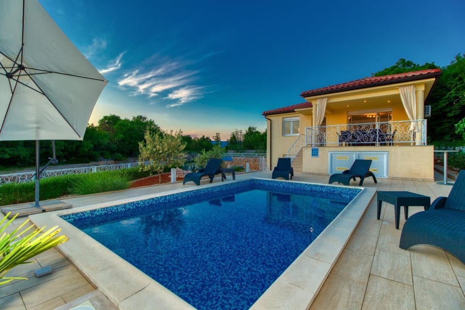 Swimming pool, Swimming pool