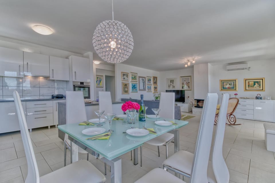 Kitchen or kitchenette, Living room, Dining area