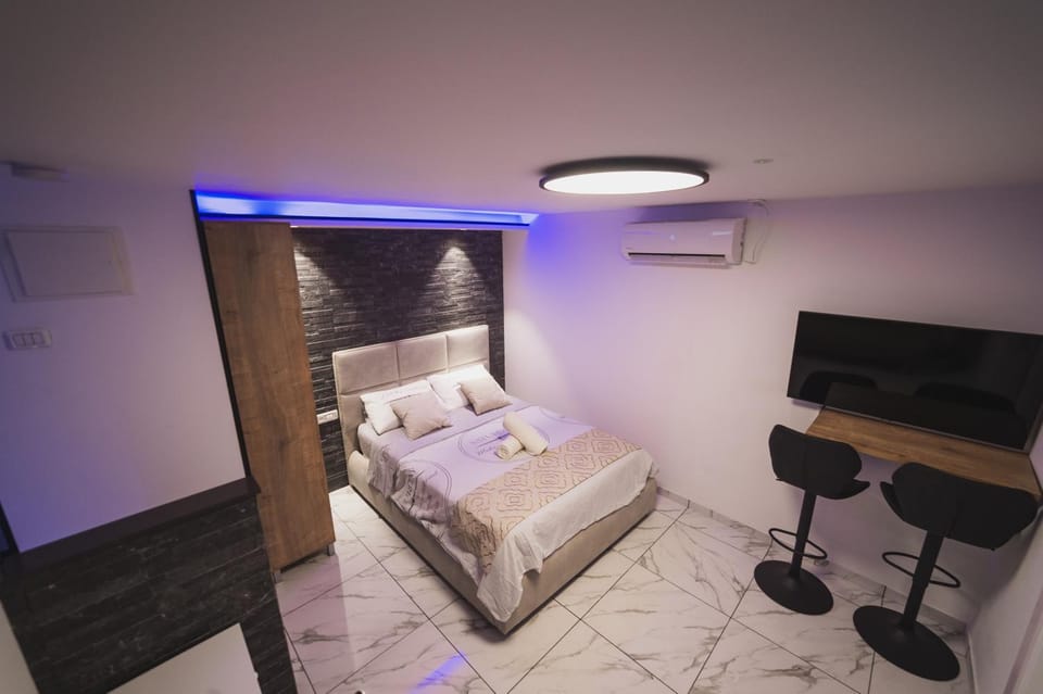 Bed, TV and multimedia, Living room, Photo of the whole room, Seating area, Evening entertainment, Bedroom, air conditioner