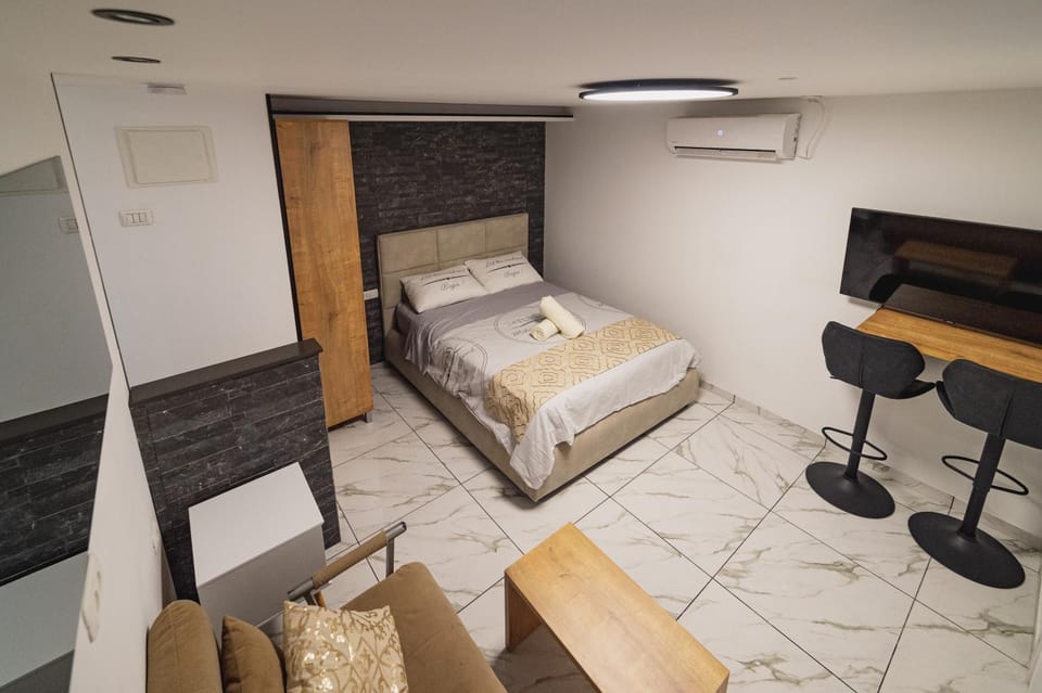 Bed, TV and multimedia, Photo of the whole room, Seating area, Bedroom, air conditioner