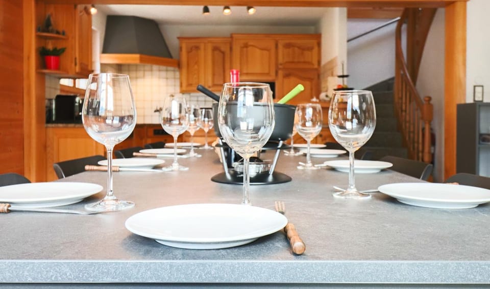 Property building, Dining area, Meals, Meals, stove, stove, kitchen, kitchen