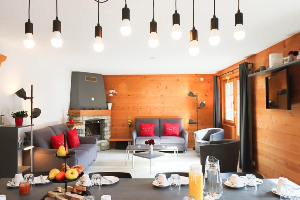 Property building, Communal lounge/ TV room, Living room, Lounge or bar, Dining area, Meals, Meals