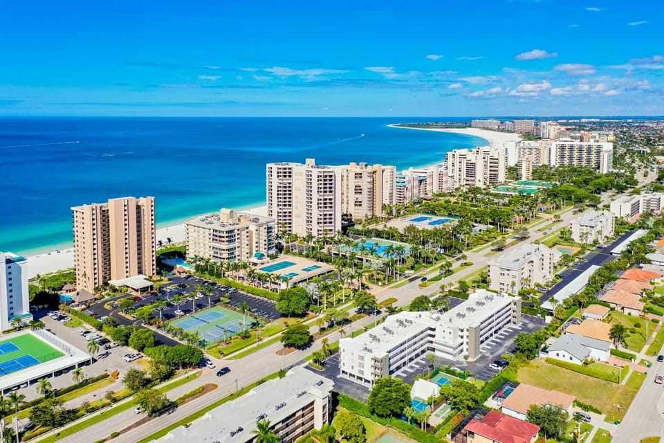 Beachfront 2 Bed at Popular Seawinds Apartment in Marco Island