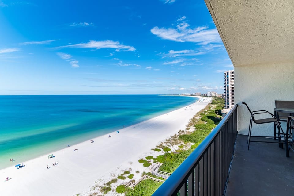 Beachfront 2 Bed at Popular Seawinds Apartment in Marco Island