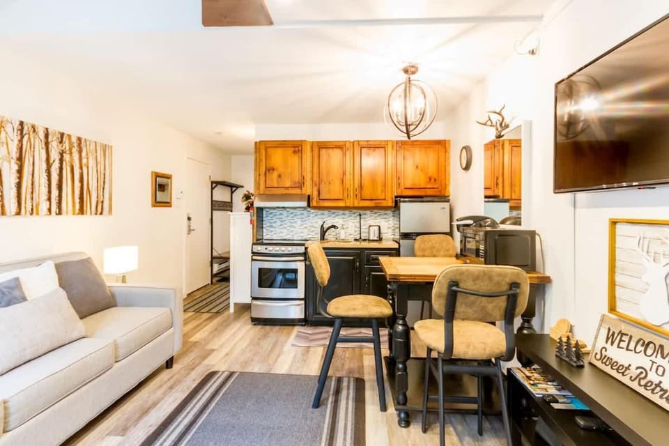 Cute and Cozy, walk to Gondola Ski in Out House in Whistler