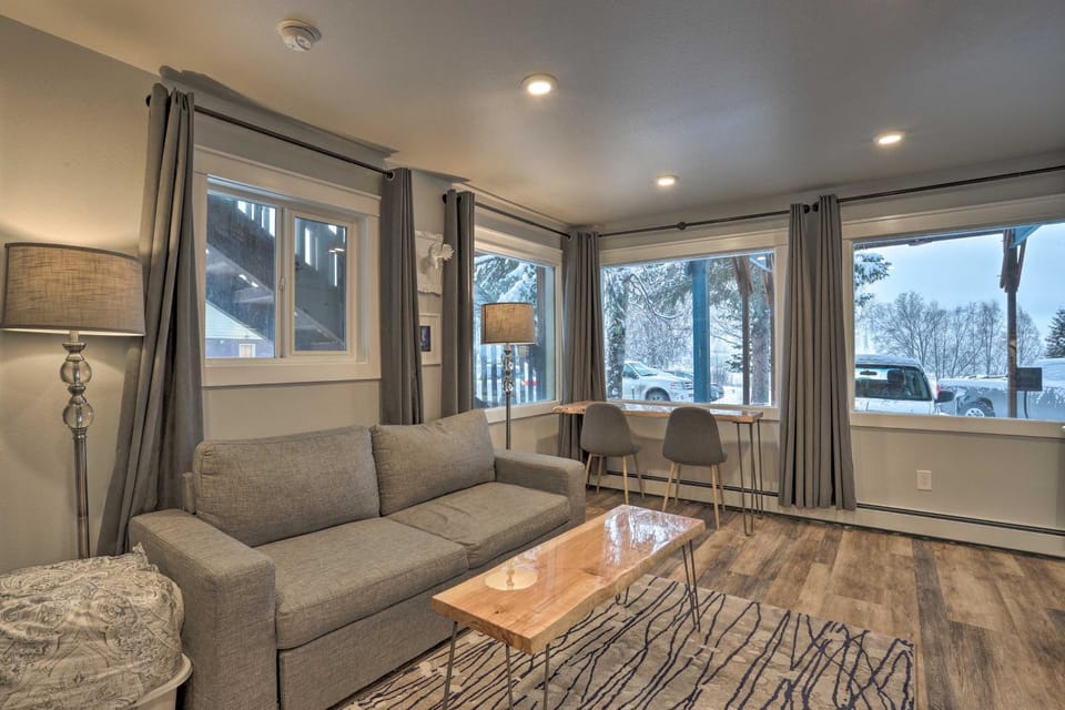 Modern Anchorage Getaway, Steps from Coastal Trail Apartment in Anchorage