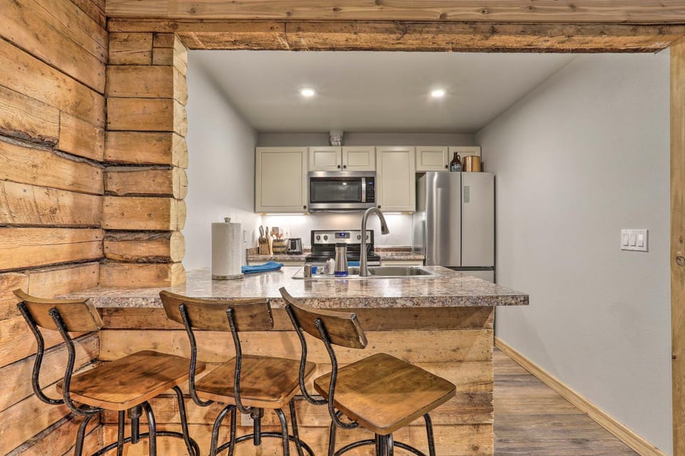 Rustic Anchorage Hideaway: Walk to Coastal Trail! Apartment in Anchorage