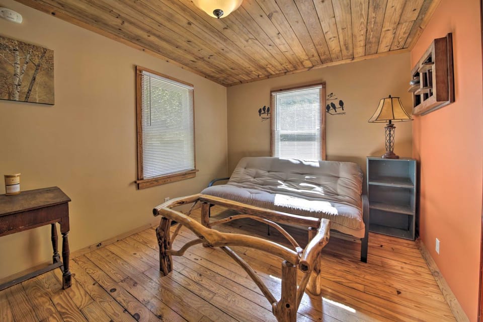 Pet-Friendly Cottage w/ Fire Pit - 3 Mi to SIU! House in Makanda Township