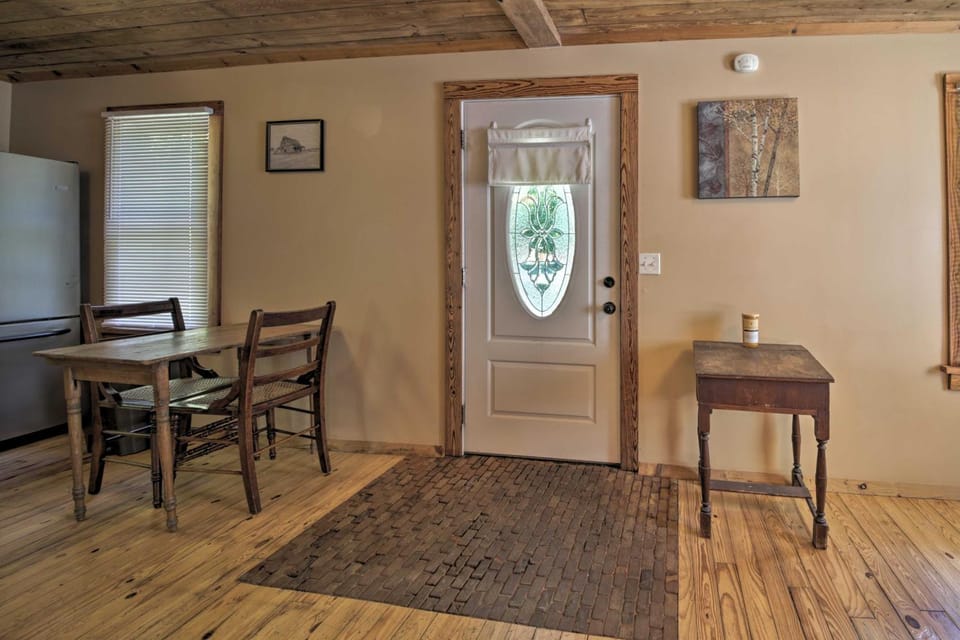 Pet-Friendly Cottage w/ Fire Pit - 3 Mi to SIU! House in Makanda Township