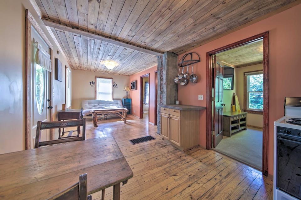 Pet-Friendly Cottage w/ Fire Pit - 3 Mi to SIU! House in Makanda Township