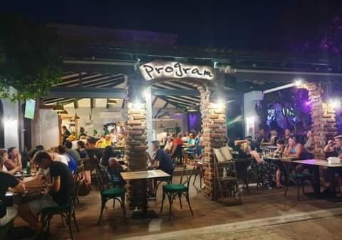 Restaurant/places to eat, Night, group of guests