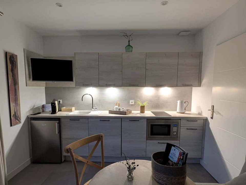 TV and multimedia, Coffee/tea facilities, Kitchen or kitchenette, dishwasher, oven, stove, toaster