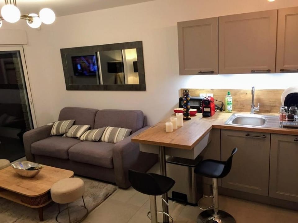 Kitchen or kitchenette, Living room, Seating area, Dining area