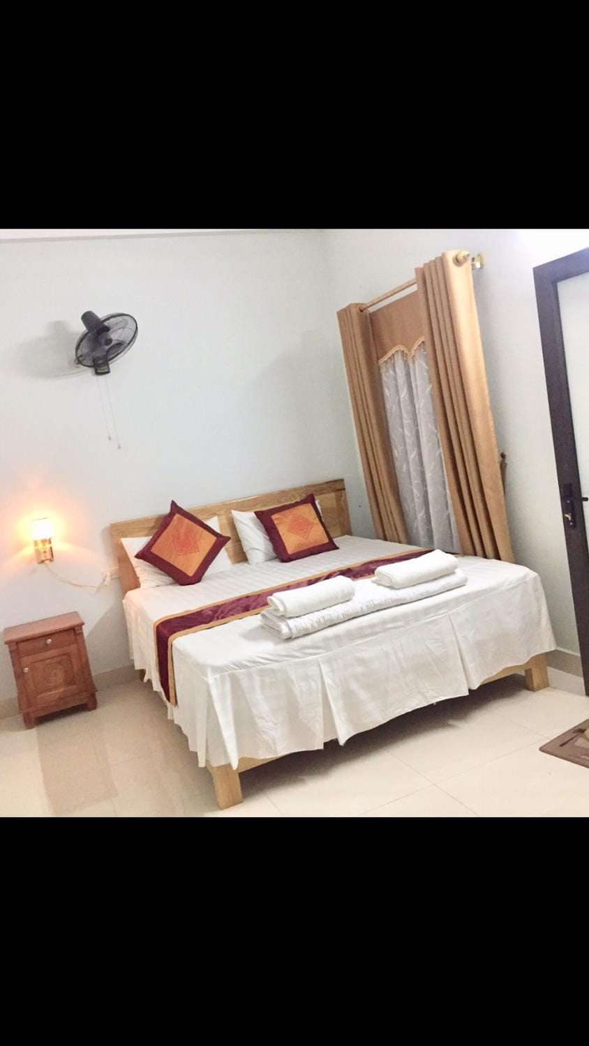 Bed, Photo of the whole room, Bedroom, fireplace, air conditioner