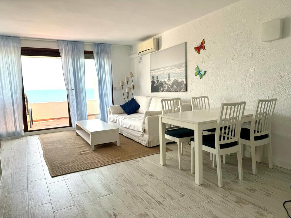 Living room, Seating area, Dining area, air conditioner