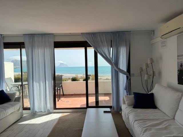 View (from property/room), Balcony/Terrace, Living room, Sea view