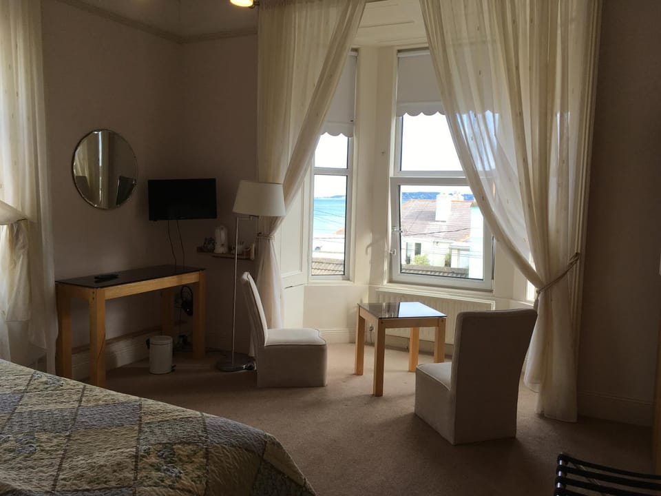 Photo of the whole room, Decorative detail