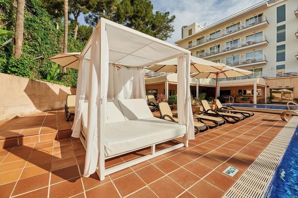 Swimming pool, sunbed