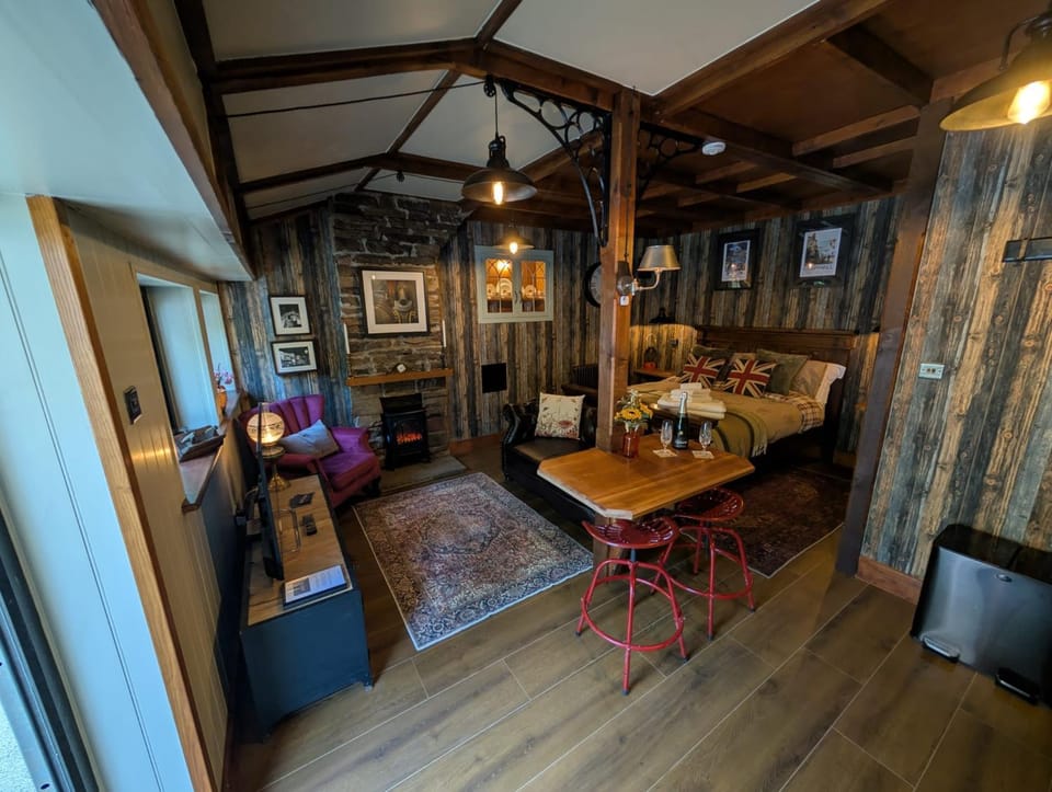 Living room, Seating area, Dining area, fireplace