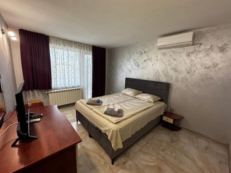 Bed, Photo of the whole room, air conditioner
