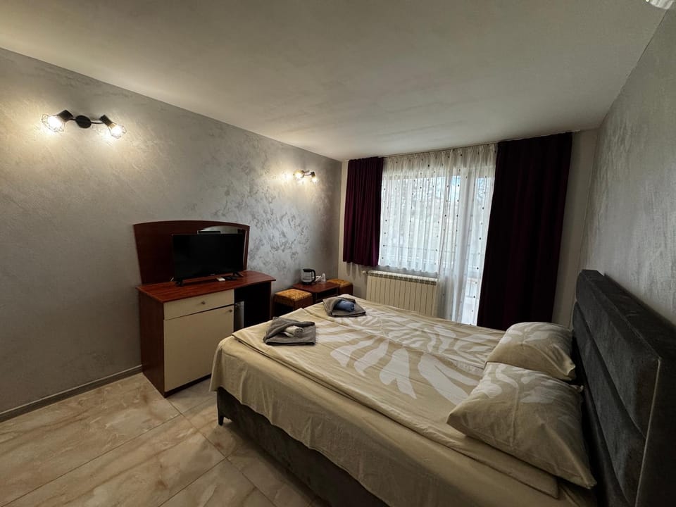 Bed, Photo of the whole room, Seating area, Bedroom, towels, wardrobe