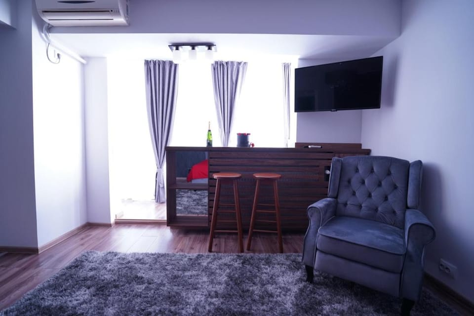 Communal lounge/ TV room, TV and multimedia, Living room, Seating area, air conditioner