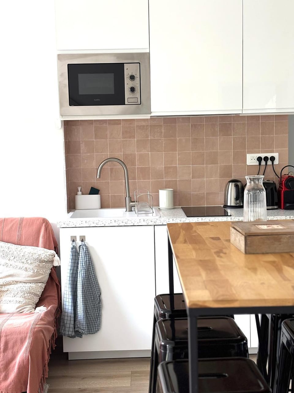 Coffee/tea facilities, Kitchen or kitchenette, Dining area, toaster