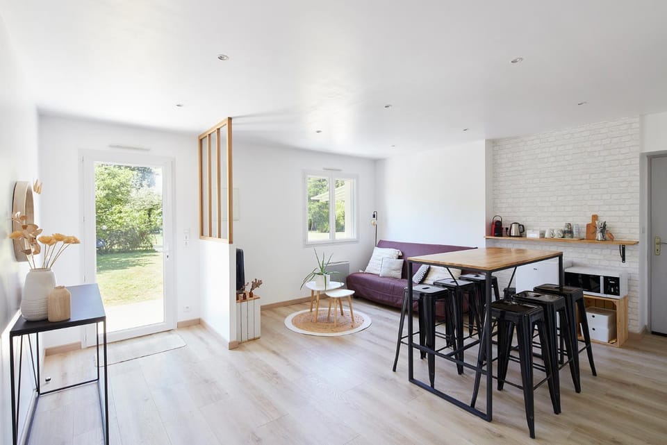 Patio, TV and multimedia, Living room, Decorative detail, Dining area, Garden view, locker