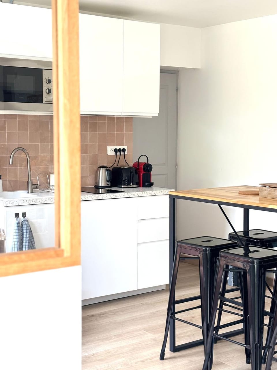 Coffee/tea facilities, Kitchen or kitchenette, Dining area, toaster