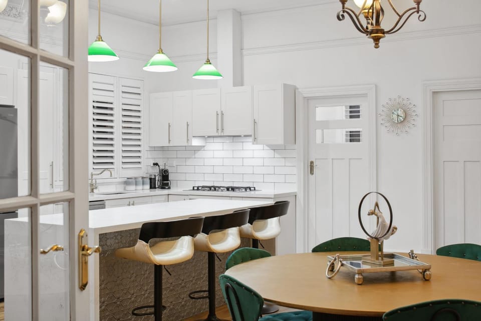 Kitchen or kitchenette, Dining area